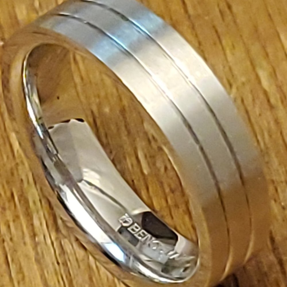 NEW CONFORT FIT BENCHMARK SIGNED RING